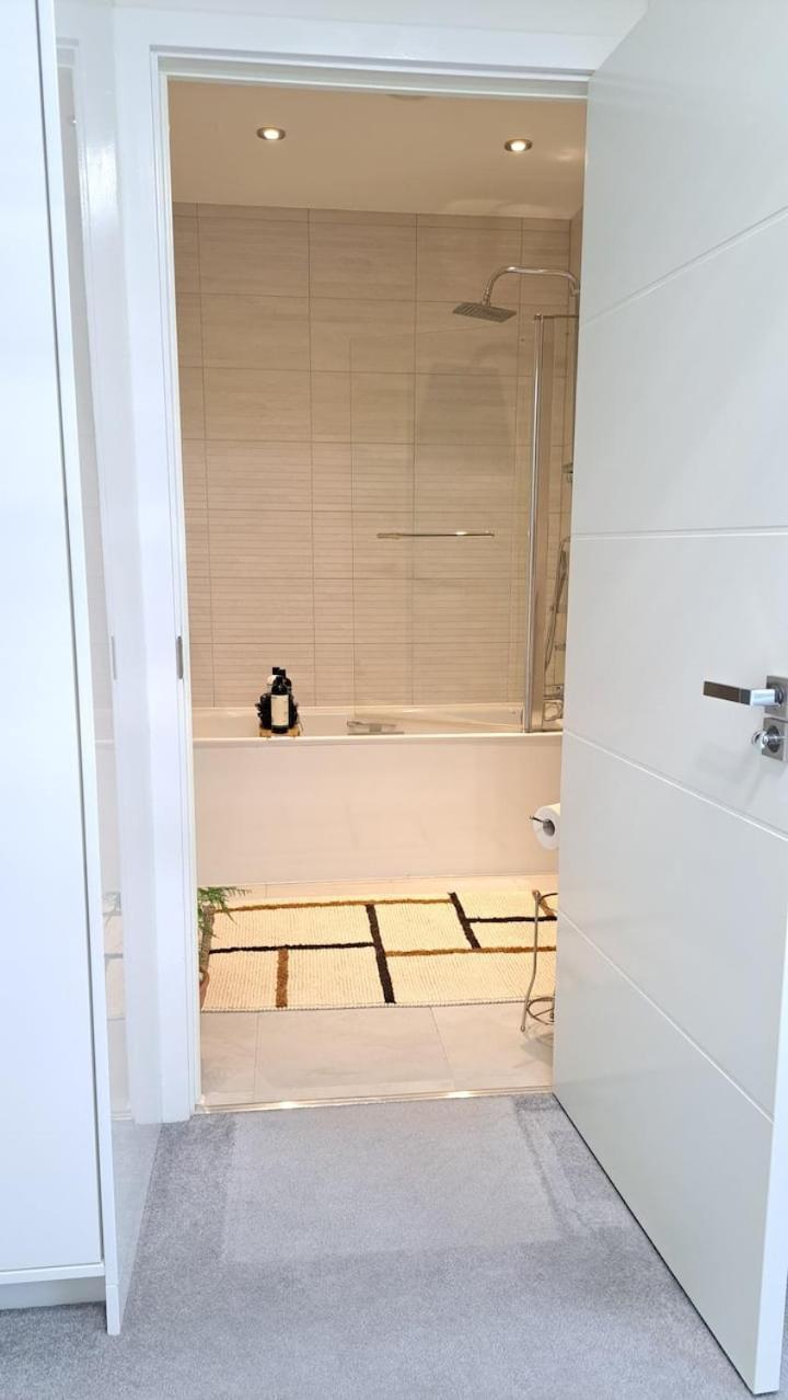 Cozy Double With Large En Near Canary Wharf With Amazing Views In A Shared Séjour chez l'habitant *