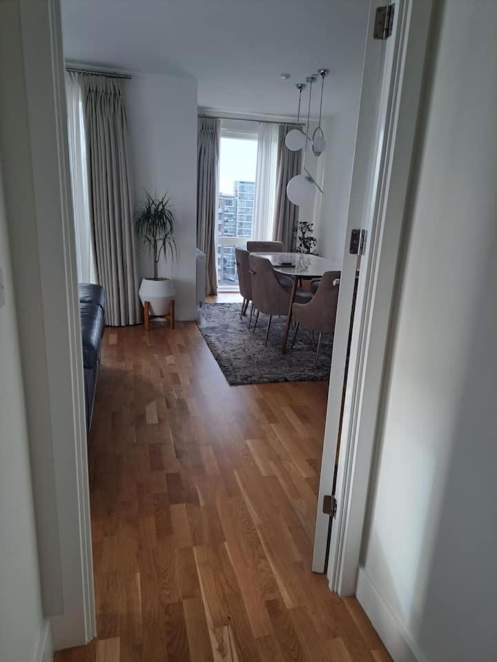 Cozy Double With Large En Near Canary Wharf With Amazing Views In A Shared Séjour chez l'habitant Londres